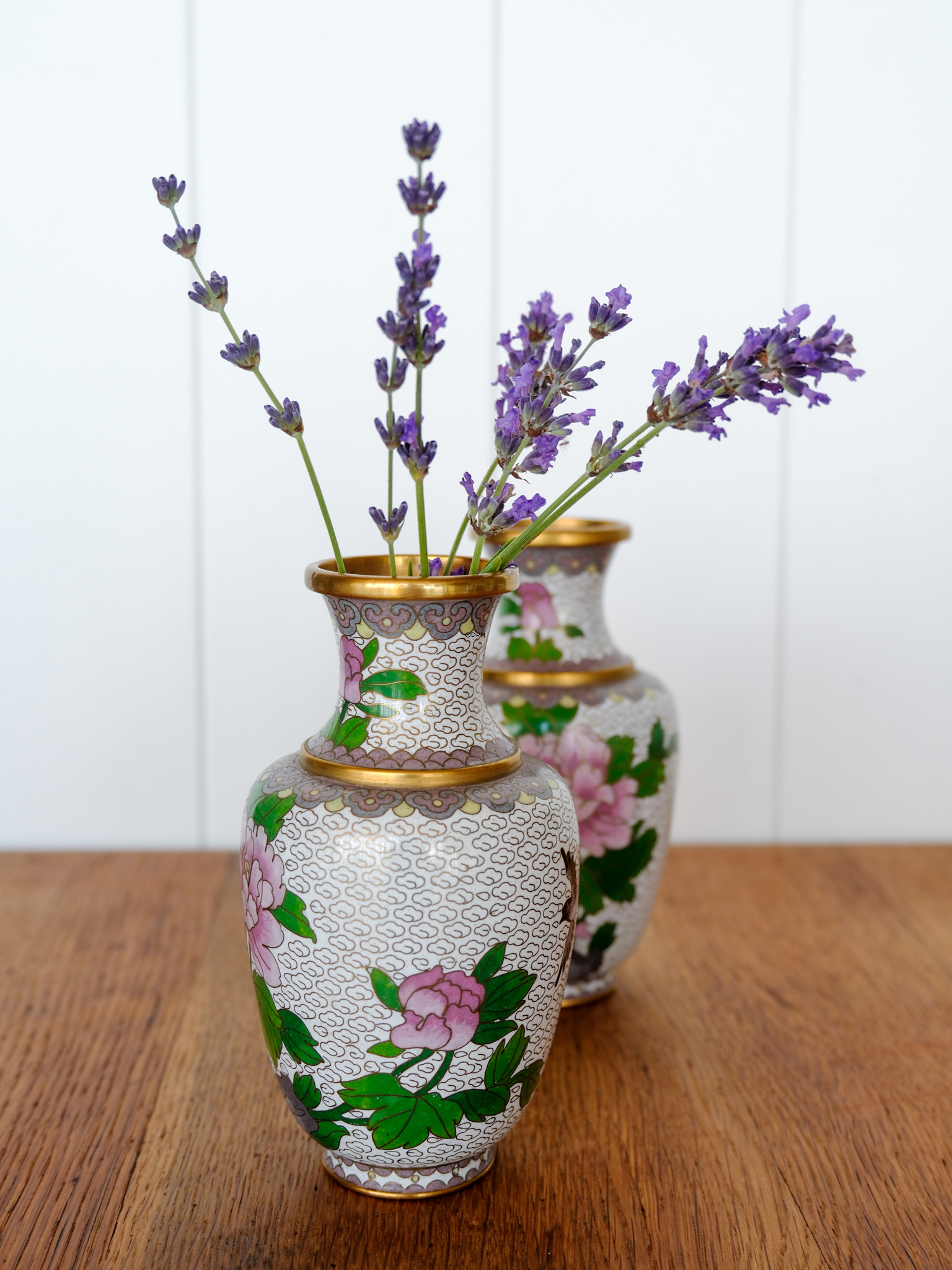 Chinesische Cloisonné-Vasen mit rosa Pfingstrose auf graubeigem Hintergrund, 2er-Set