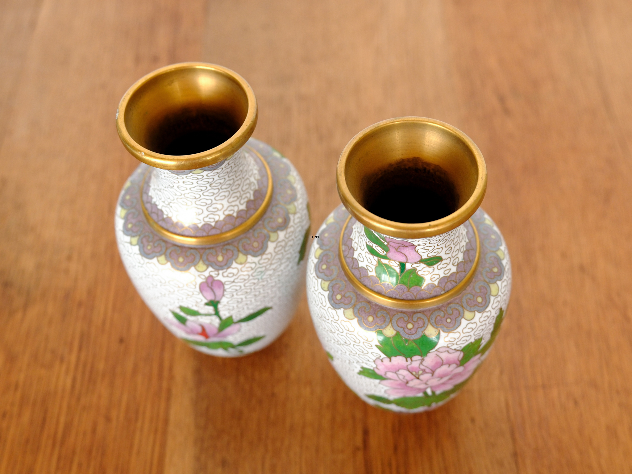 Chinesische Cloisonné-Vasen mit rosa Pfingstrose auf graubeigem Hintergrund, 2er-Set