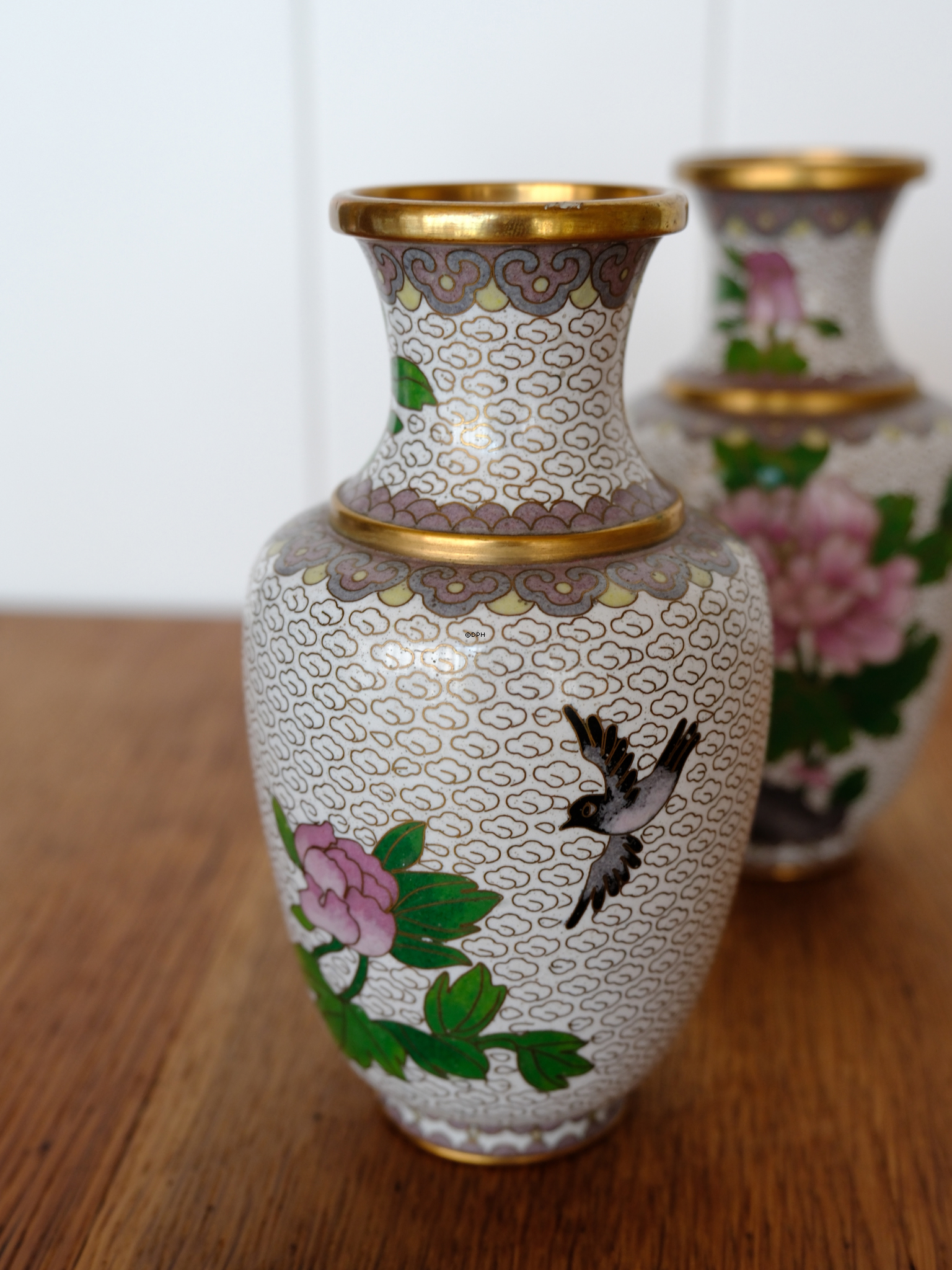 Chinesische Cloisonné-Vasen mit rosa Pfingstrose auf graubeigem Hintergrund, 2er-Set