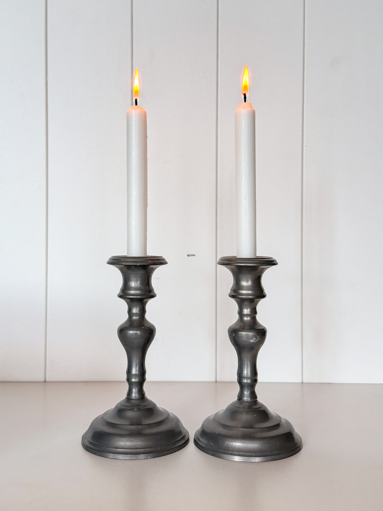 Alte Kerzenständer aus Zinn, 2er-Set.