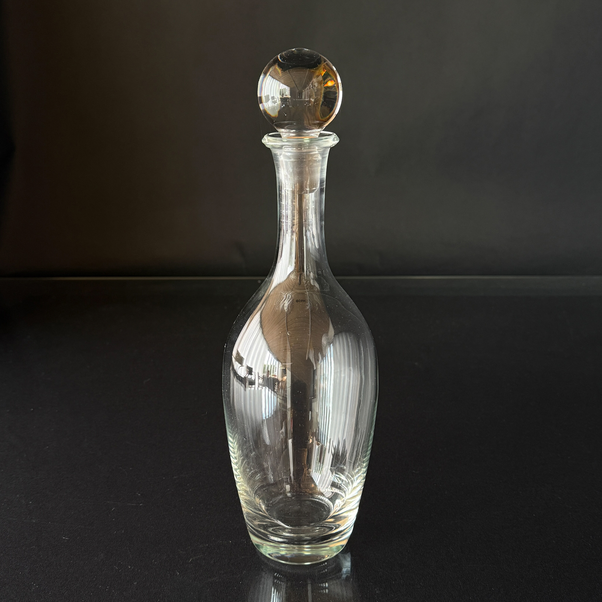 Hohe, schlanke Glaskaraffe mit Glasdeckel/Glasstopfen
