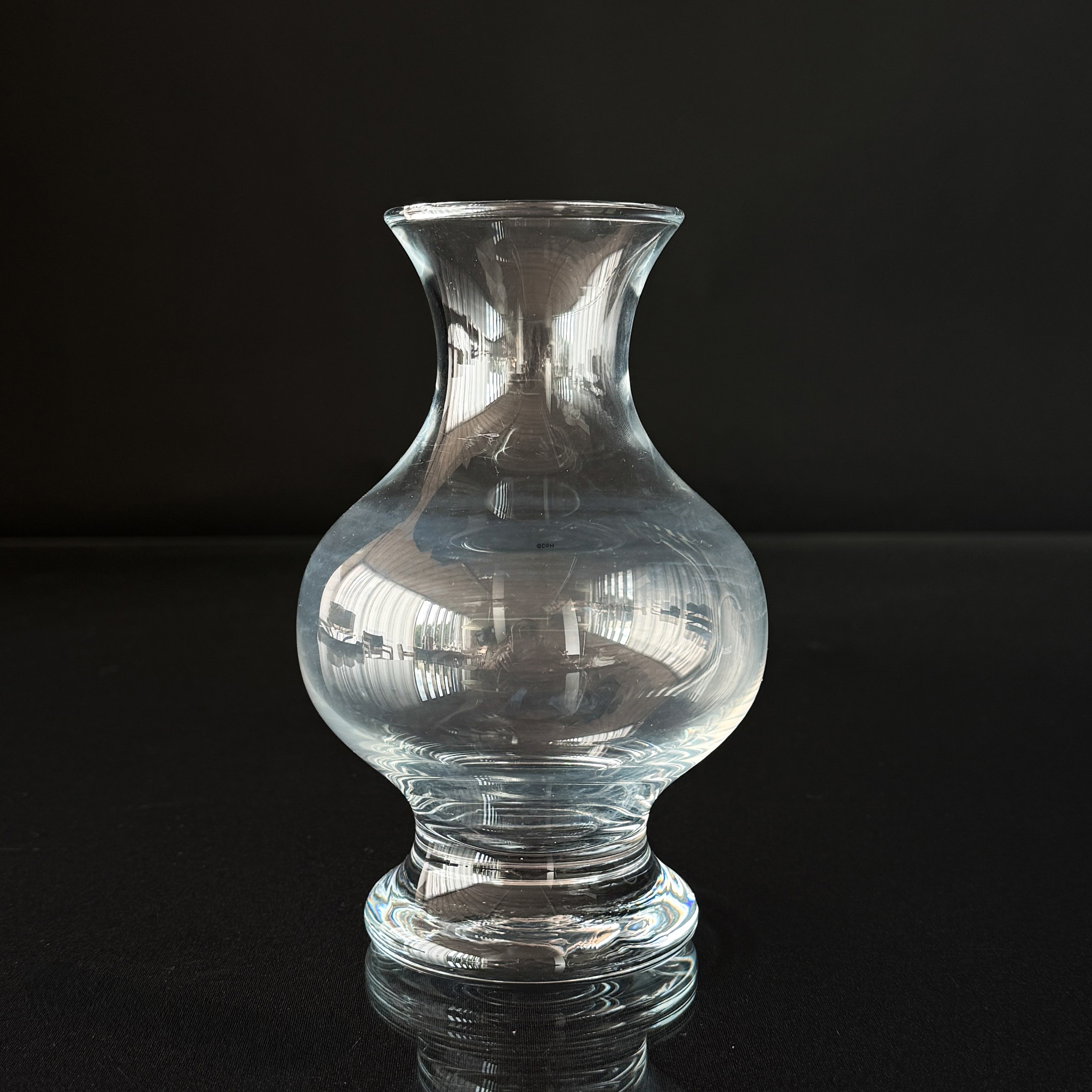 Schlichte Glasvase mit runden Formen