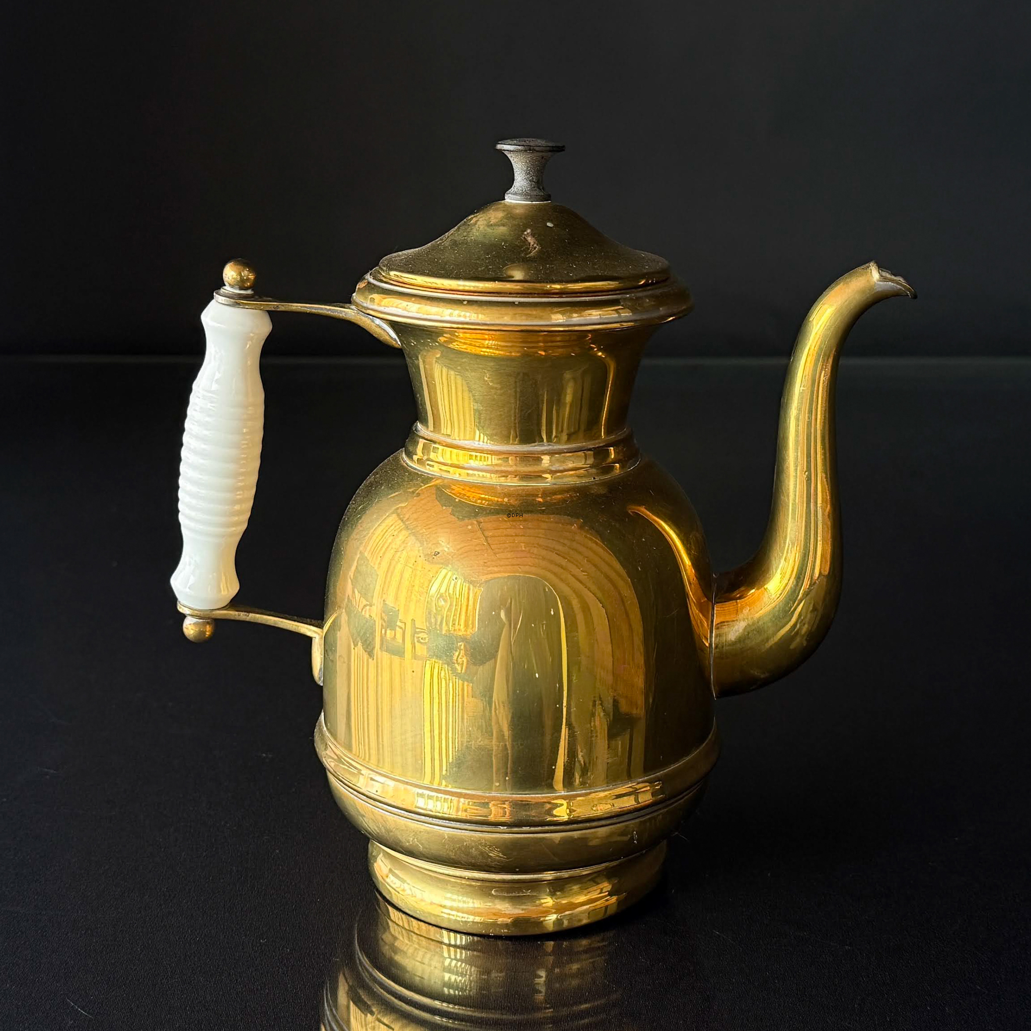 Messing-Kaffeekanne mit weißem Porzellangriff