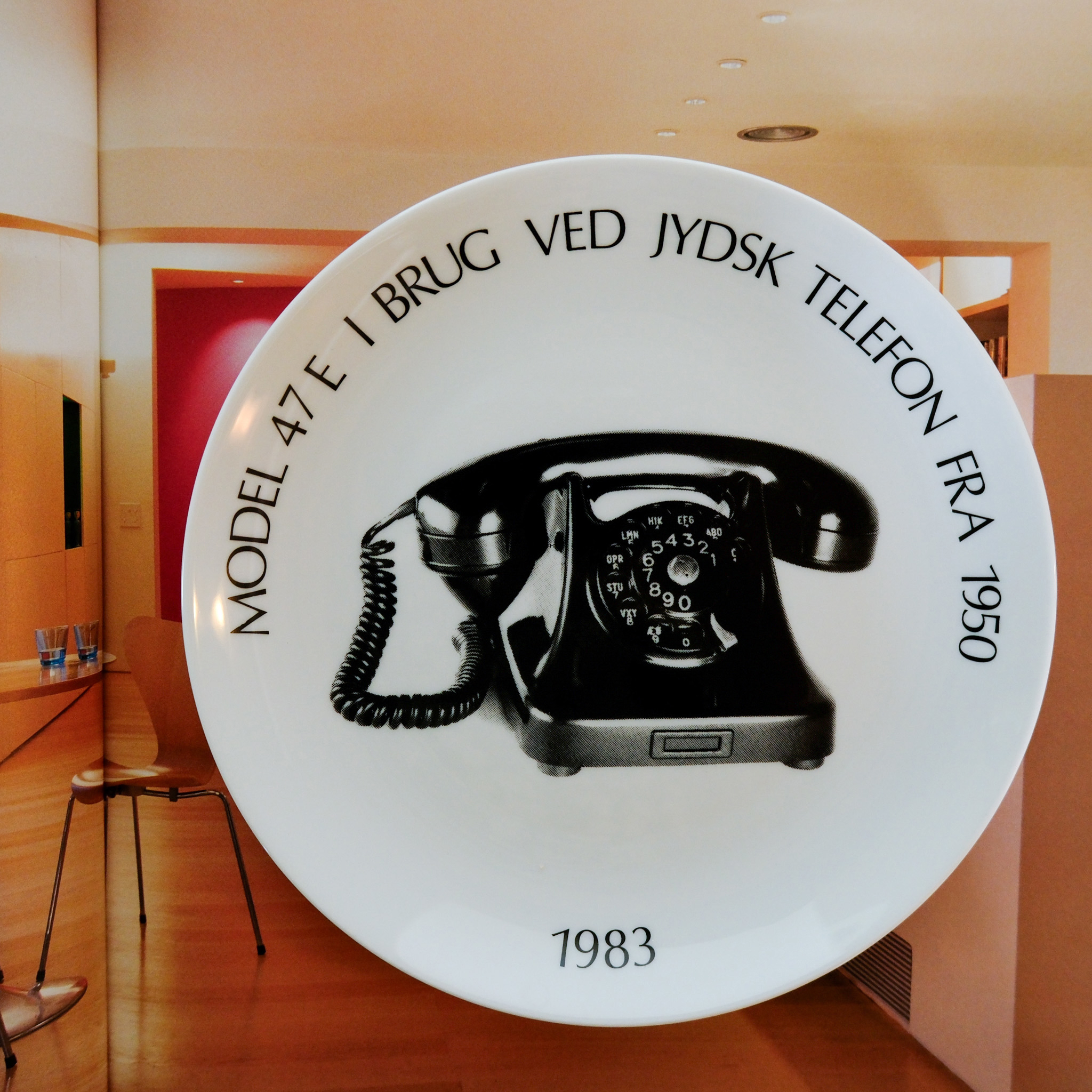 Telefonplatten mit verschiedenen Motiven, komplettes Set aus 18 Stück.
