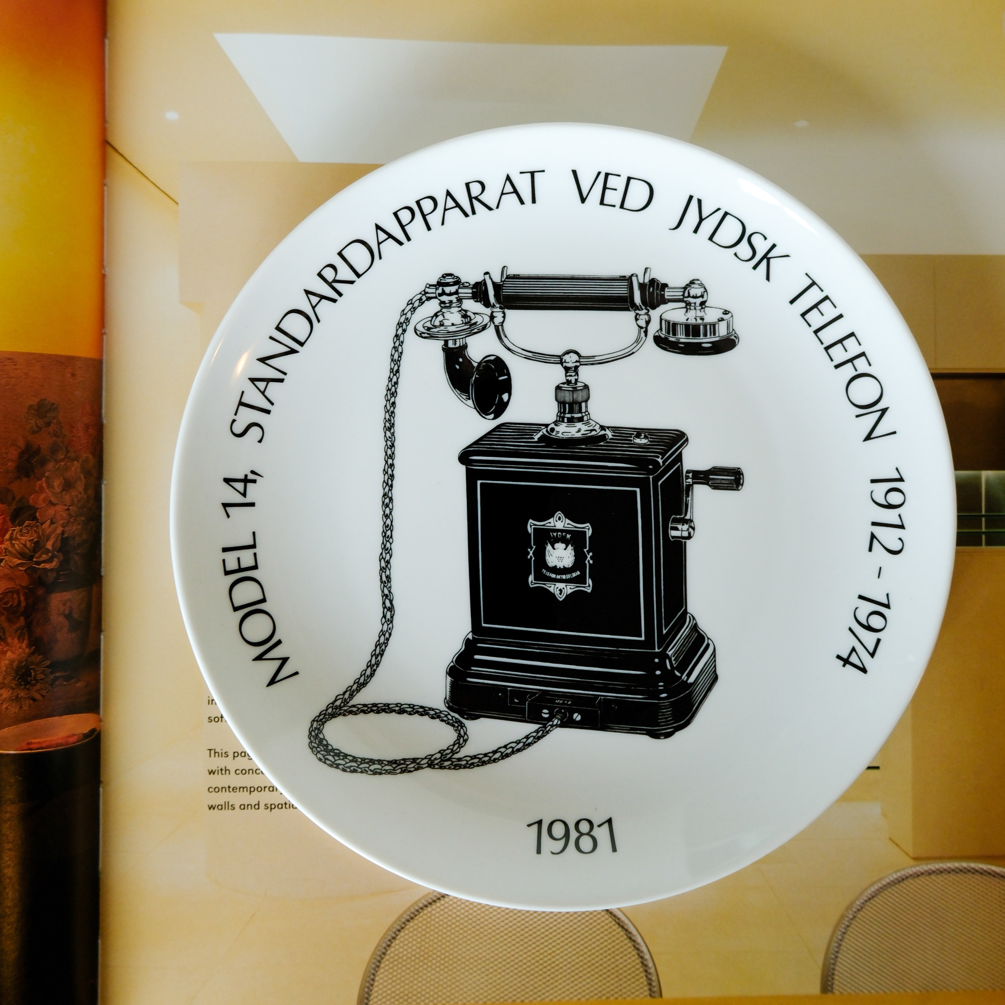 Telefonplatten mit verschiedenen Motiven, komplettes Set aus 18 Stück.