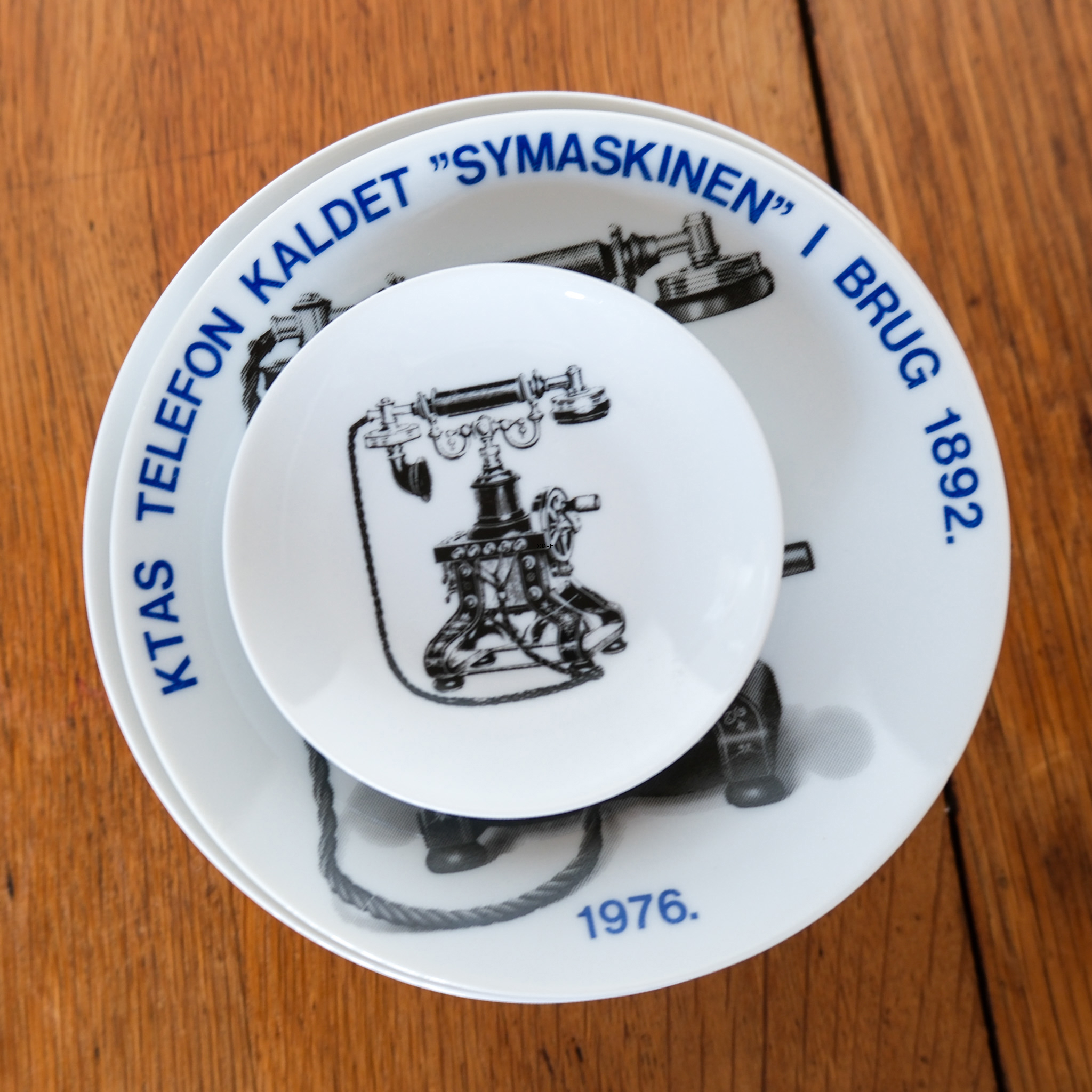 Telefonplatten mit verschiedenen Motiven, komplettes Set aus 18 Stück.