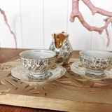 Espressotassen mit Untertassen mit Zuckerdose und Sahnekännchen