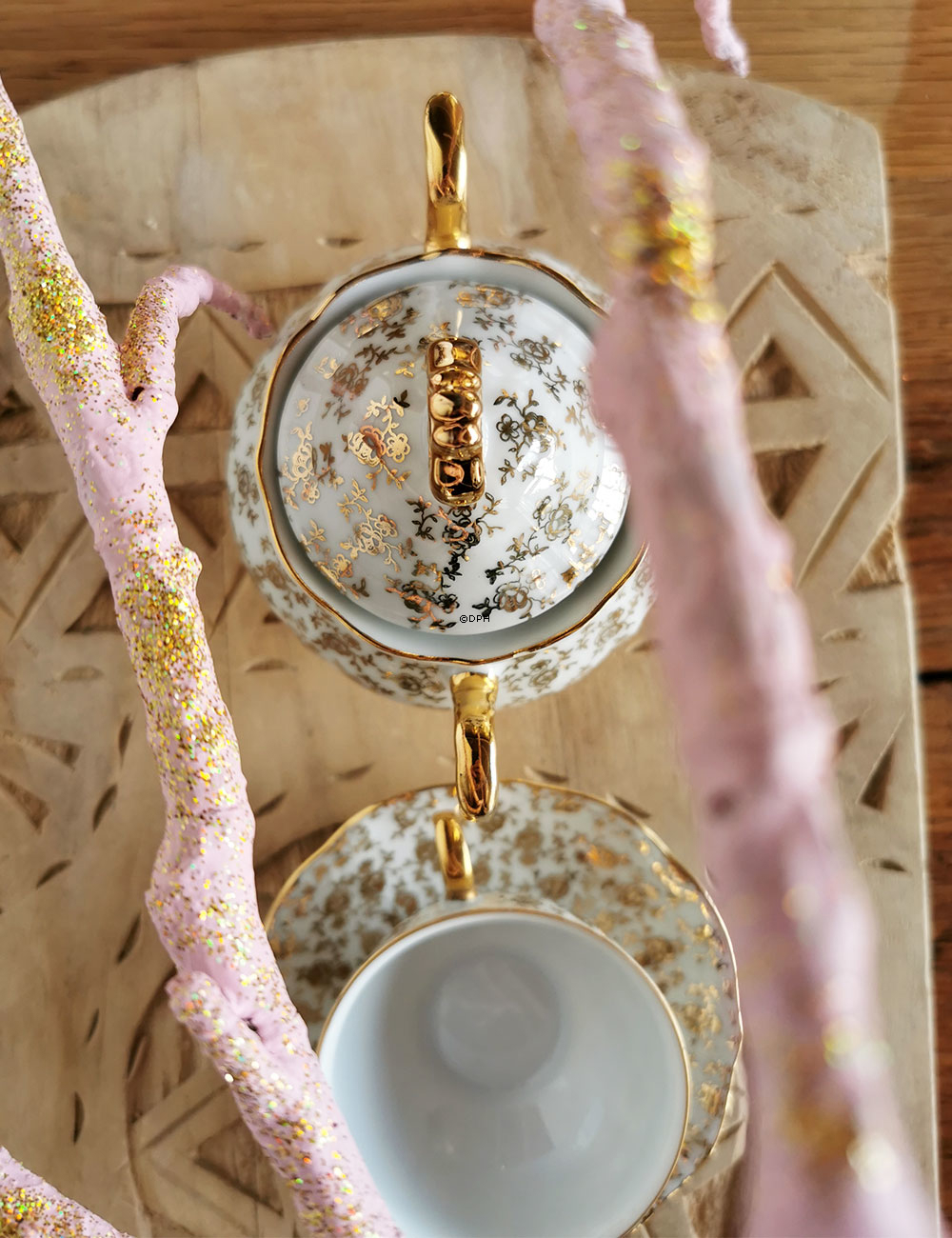 Espressotassen mit Untertassen mit Zuckerdose und Sahnekännchen