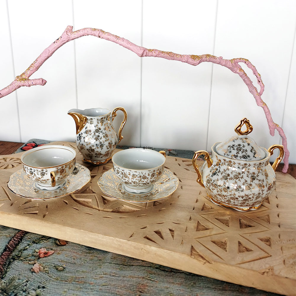 Espressotassen mit Untertassen mit Zuckerdose und Sahnekännchen