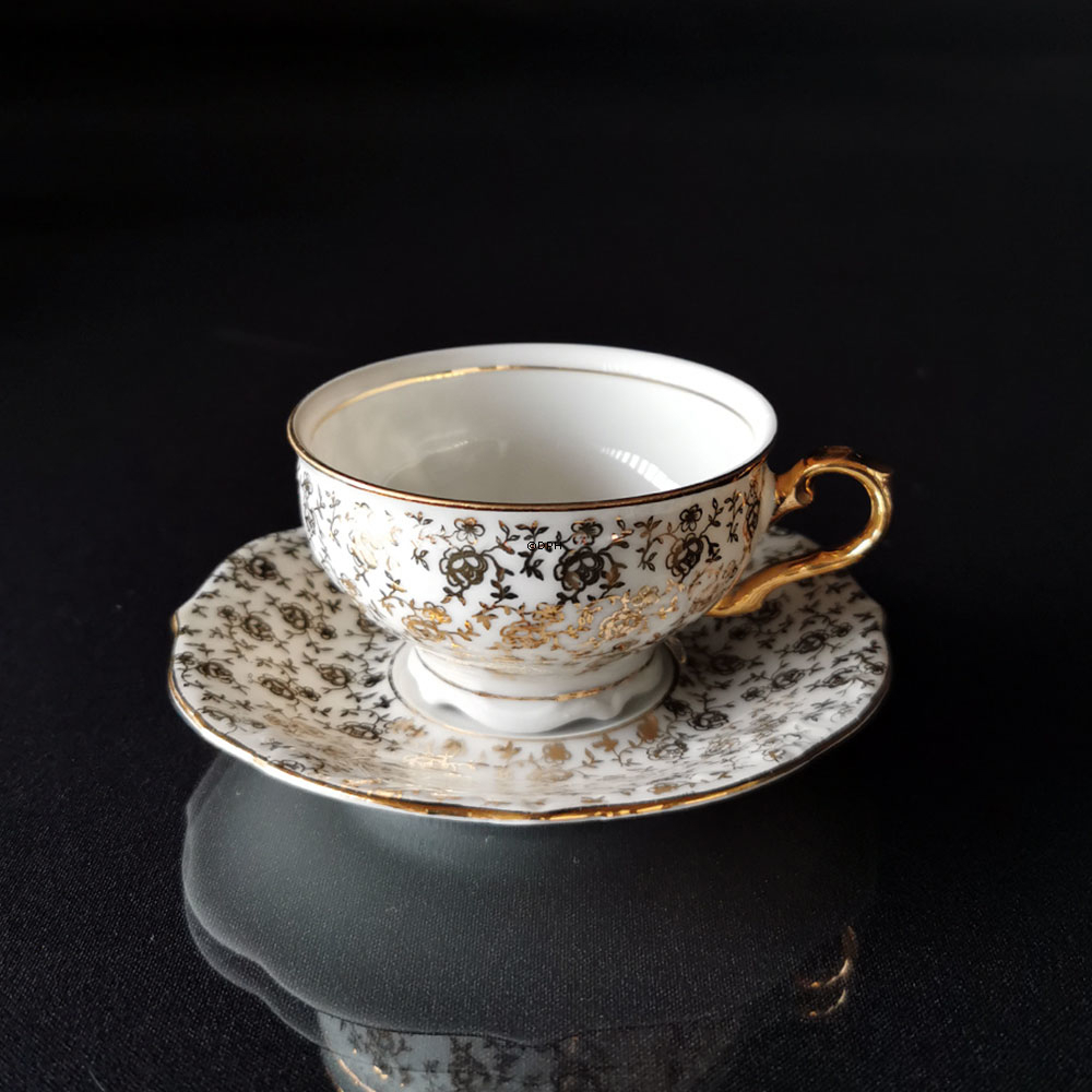 Espressotassen mit Untertassen mit Zuckerdose und Sahnekännchen