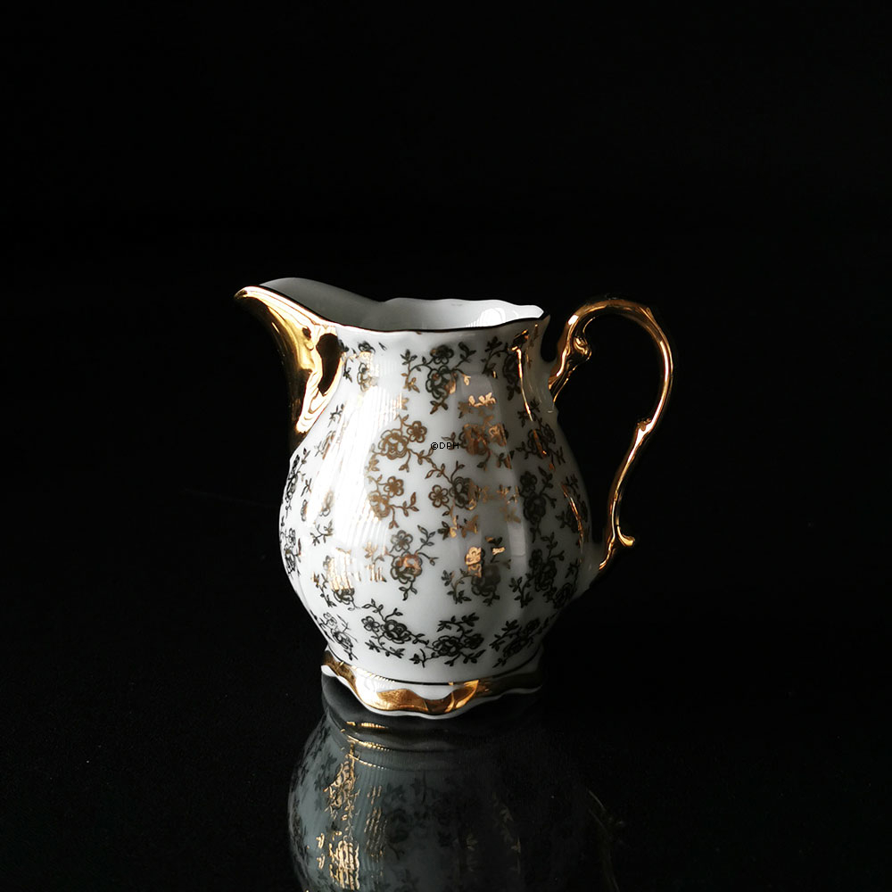 Espressotassen mit Untertassen mit Zuckerdose und Sahnekännchen