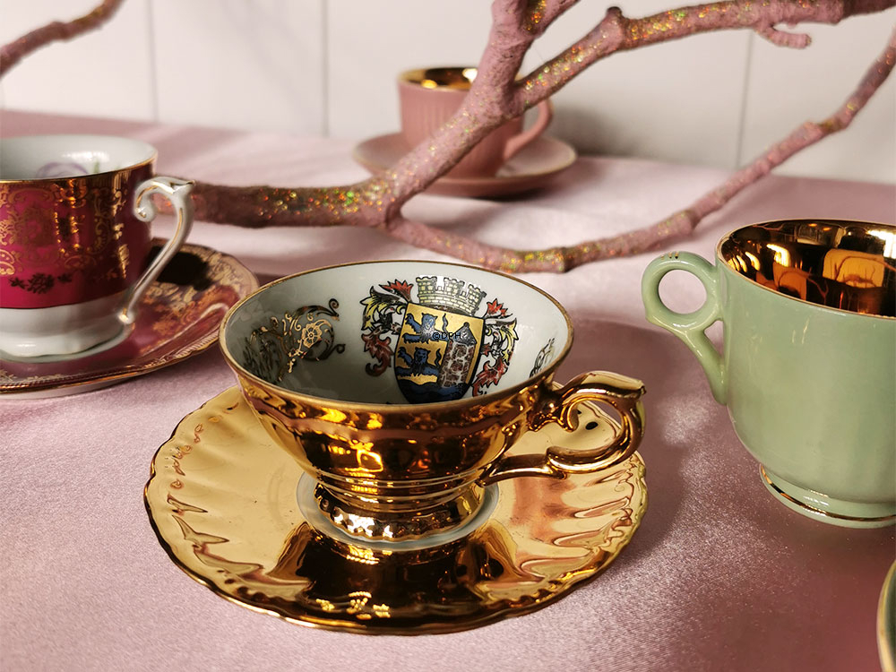 Espressotassen mit Untertassen, 7 verschiedene Stück (2 mit defekt)