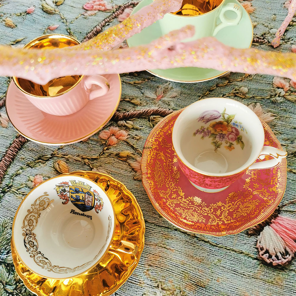 Espressotassen mit Untertassen, 7 verschiedene Stück (2 mit defekt)