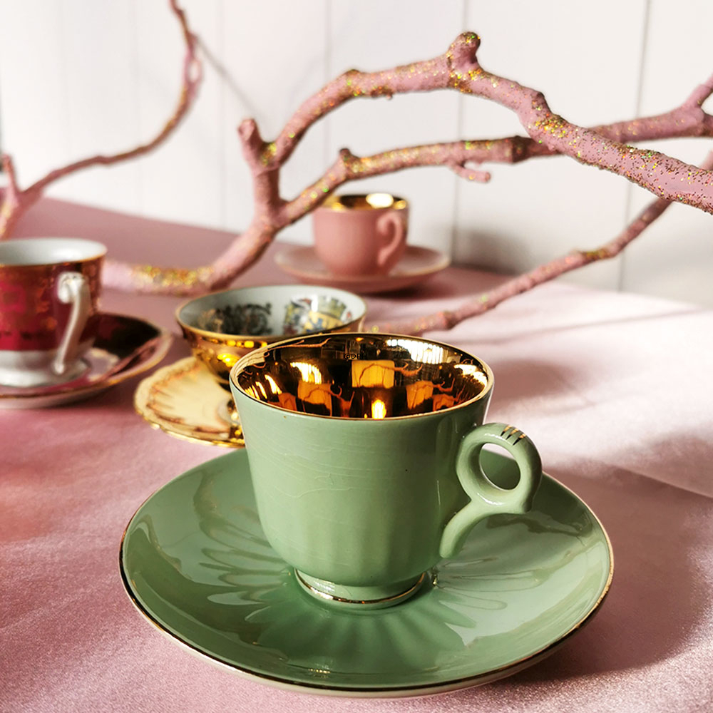 Espressotassen mit Untertassen, 7 verschiedene Stück (2 mit defekt)