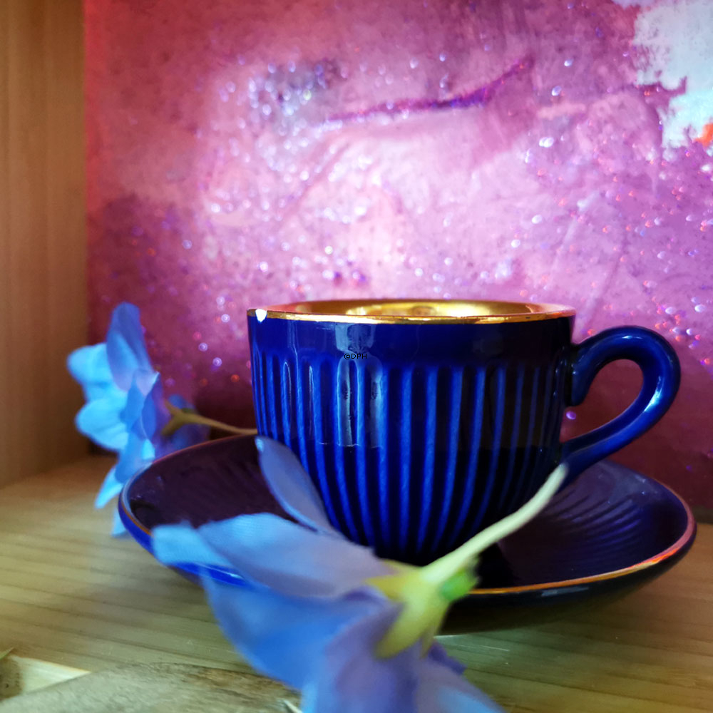 Espressotassen mit Untertassen, 7 verschiedene Stück (2 mit defekt)