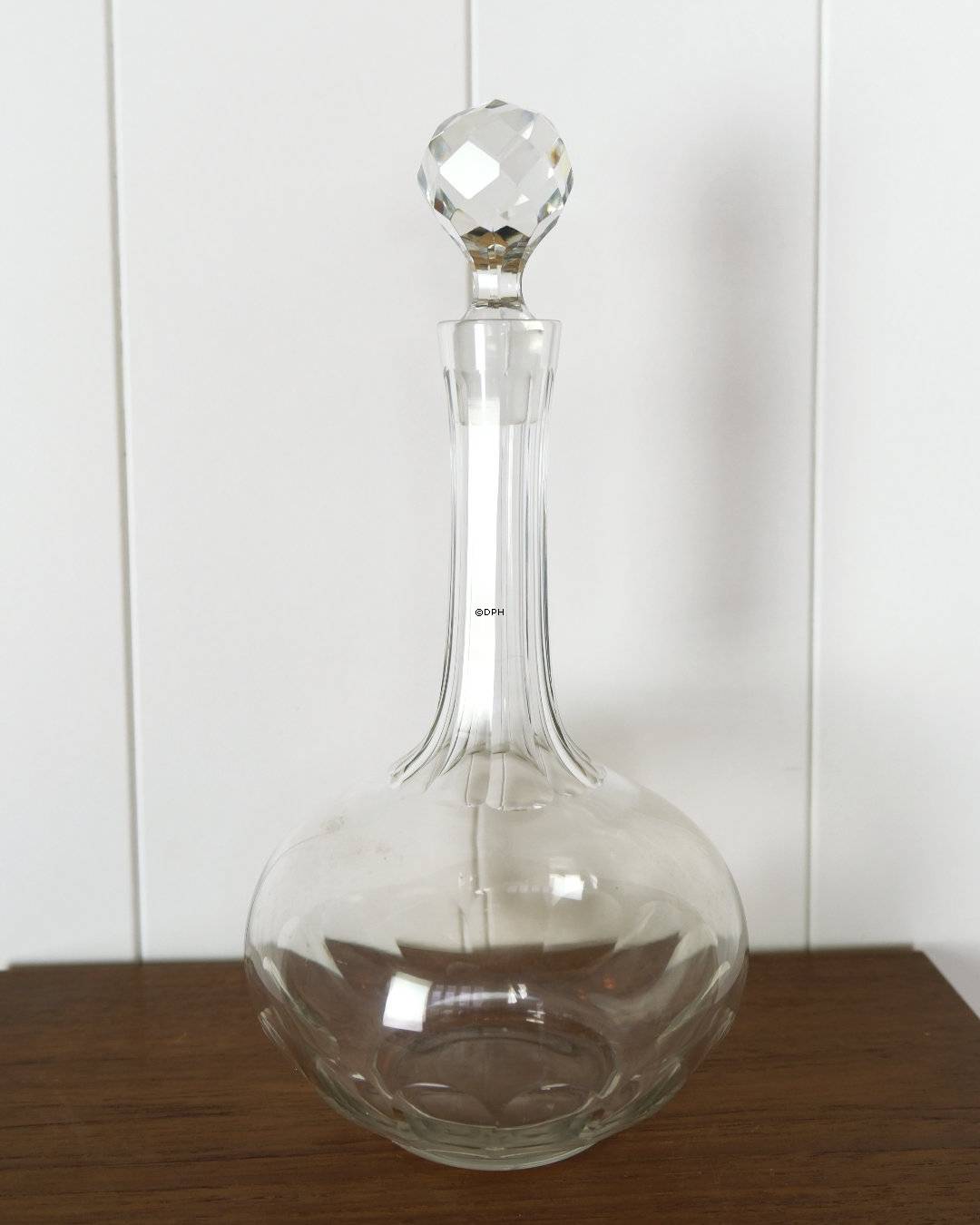 Karafe in Glas mit Schliffen am Stopfen und am Fuß