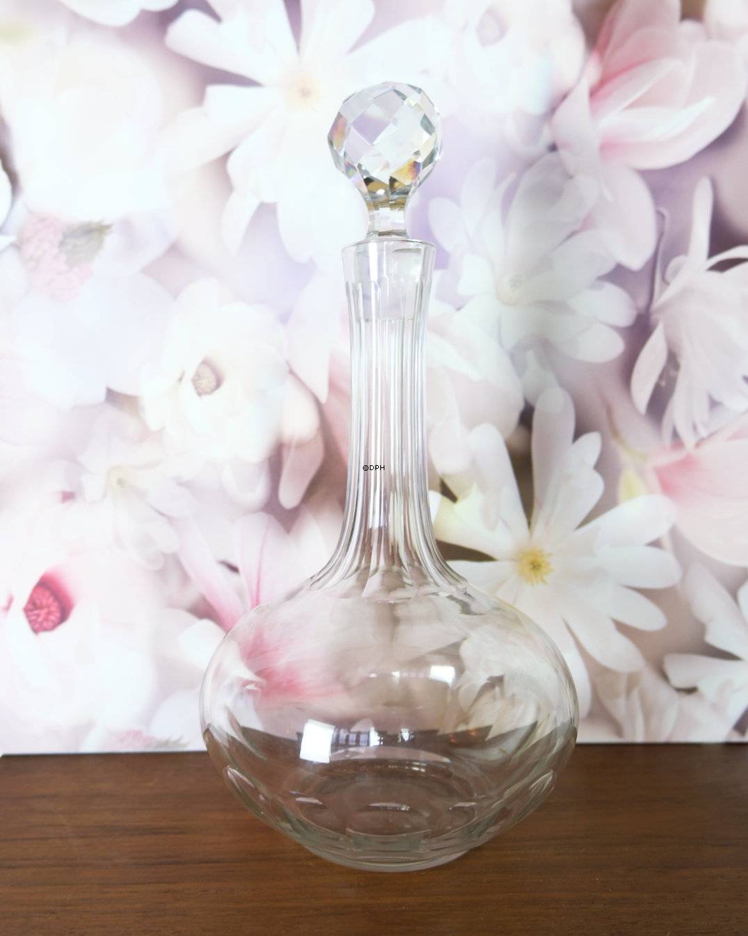 Karafe in Glas mit Schliffen am Stopfen und am Fuß