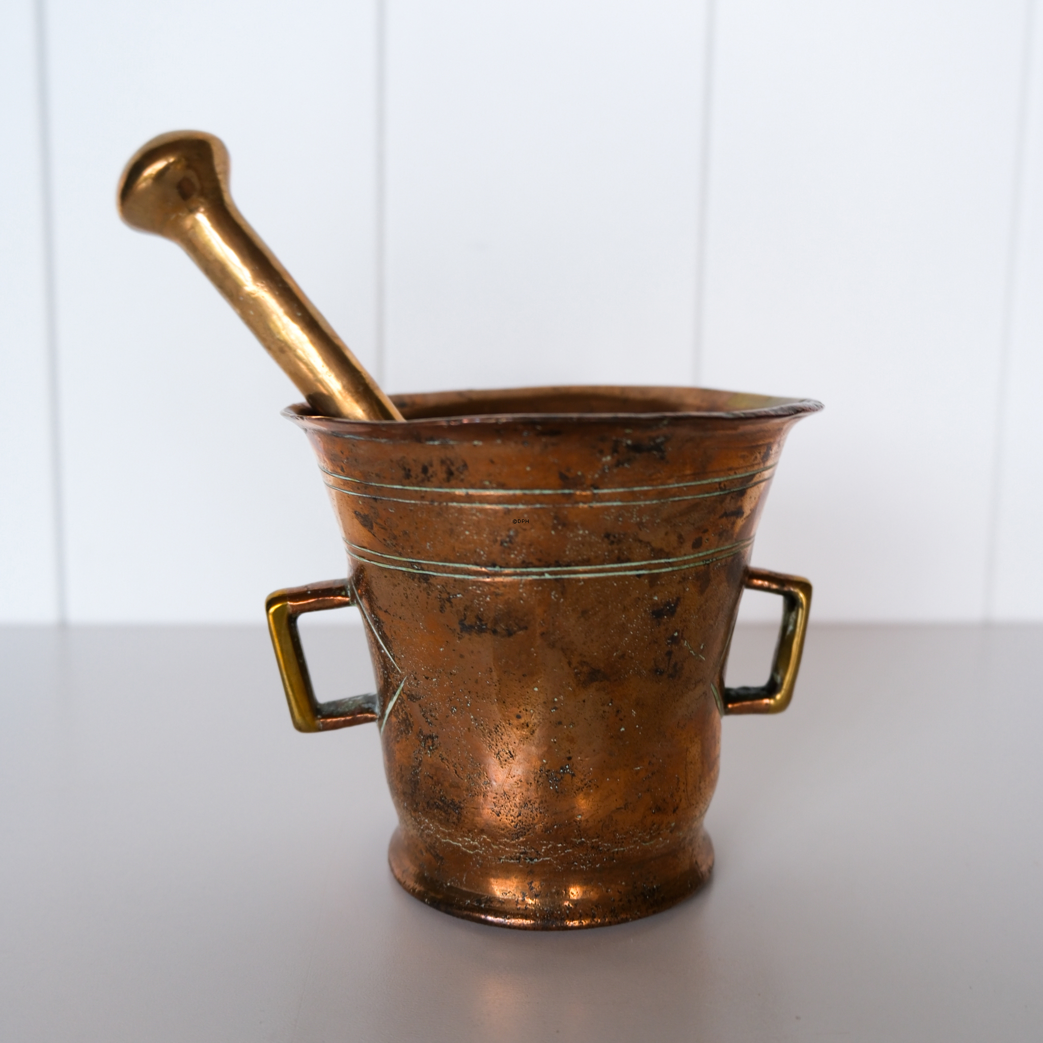 Antiker Messing-Mörser mit Stößel.

Höhe: 11 cm
Durchmesser: 12,5 cm