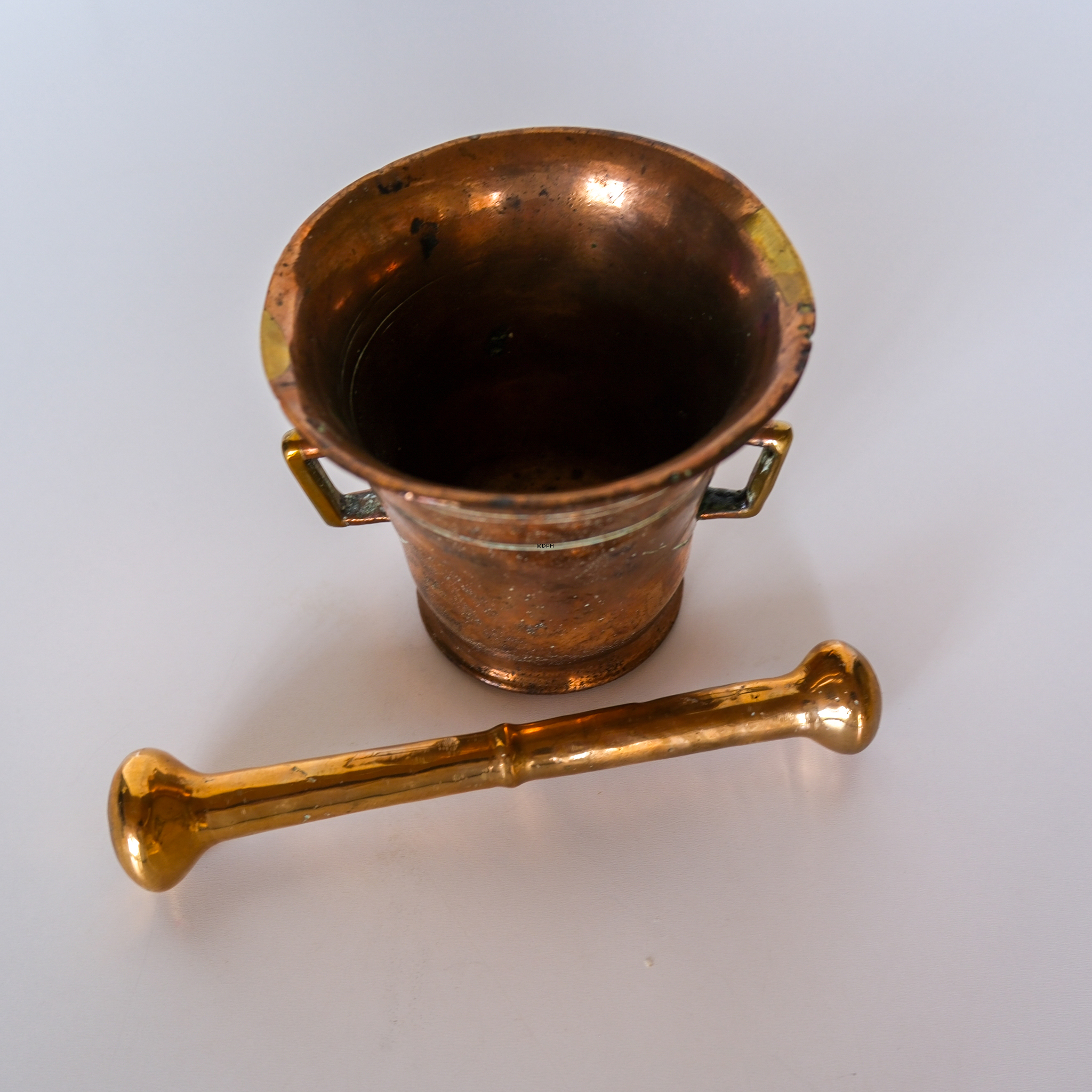 Antiker Messing-Mörser mit Stößel.

Höhe: 11 cm
Durchmesser: 12,5 cm