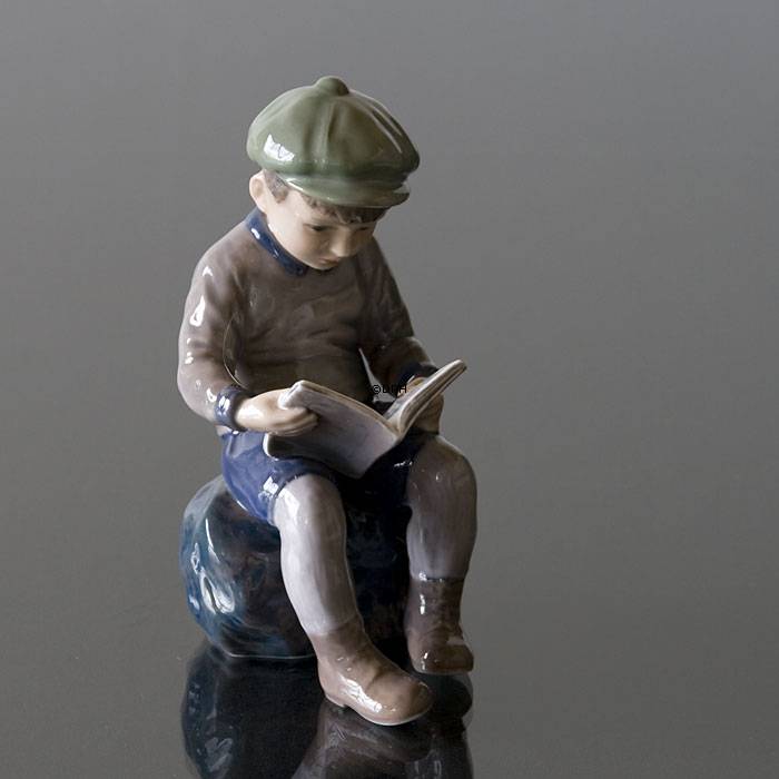 Junge sitzt und liest, Figur Dahl Jensen