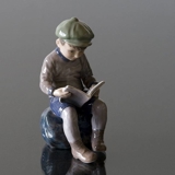 Junge sitzt und liest, Figur Dahl Jensen