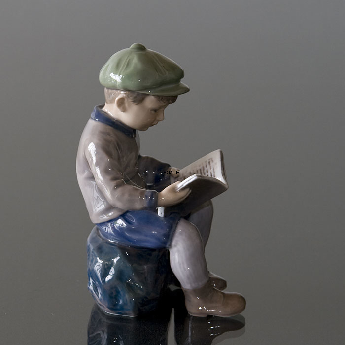Junge sitzt und liest, Figur Dahl Jensen