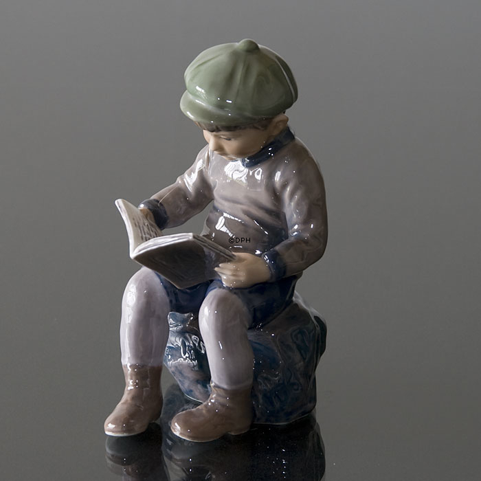 Junge sitzt und liest, Figur Dahl Jensen