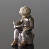 Junge sitzt und liest Figur Dahl Jensen, braune Farben Nr. 1096