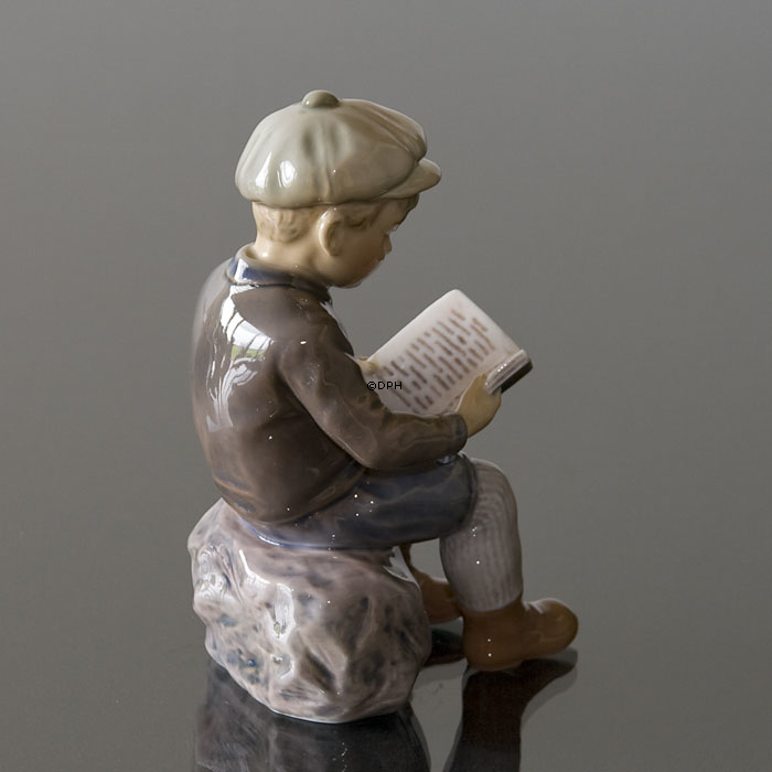 Junge sitzt und liest Figur Dahl Jensen, braune Farben Nr. 1096