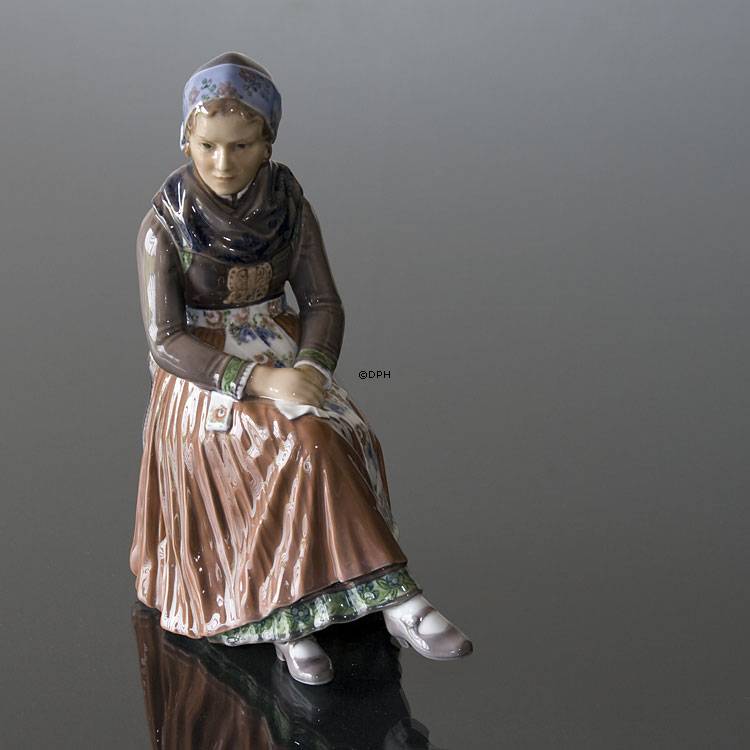 Frau sitzt im Nationaltracht Dahl Jensen Figur Nr. 1110