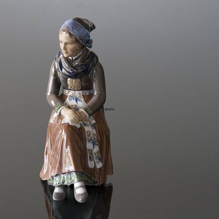 Frau sitzt im Nationaltracht Dahl Jensen Figur Nr. 1110