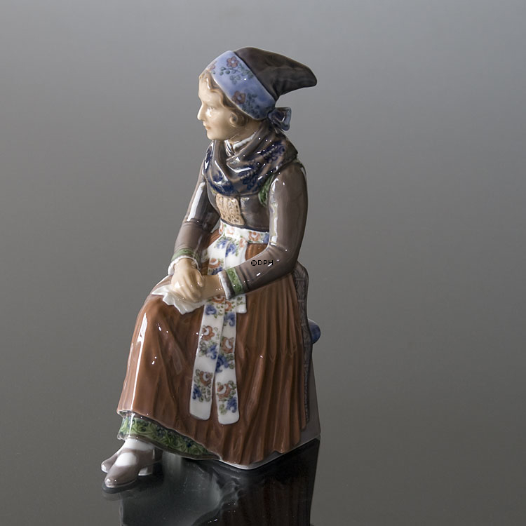 Frau sitzt im Nationaltracht Dahl Jensen Figur Nr. 1110