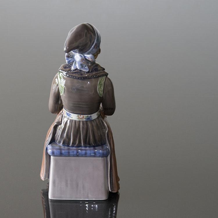 Frau sitzt im Nationaltracht Dahl Jensen Figur Nr. 1110
