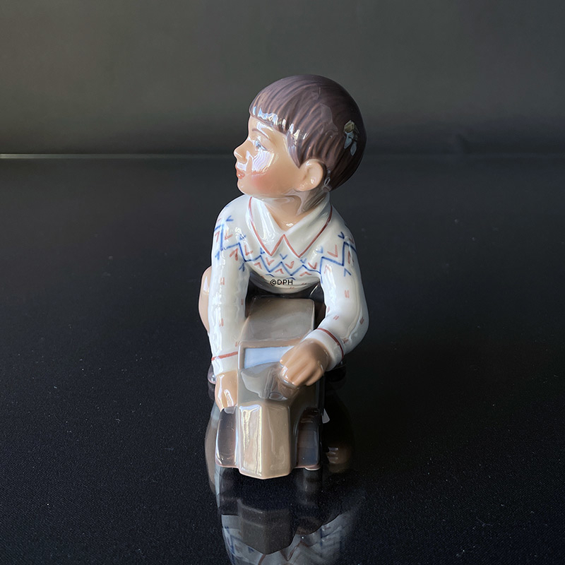 Junge mit Automobil Dahl Jensen Figur Nr. 1166