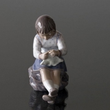 Mädchen strickt Dahl Jensen Figur