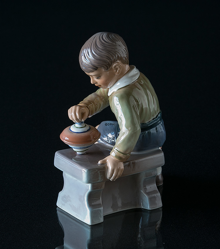 Junge mit Kreisel Dahl Jensen Figur Nr. 1205