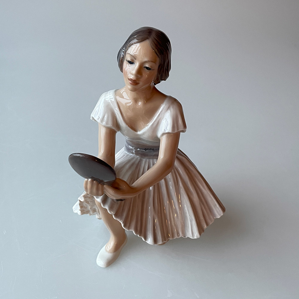 Ballerina mit Spiegel Figur Dahl Jensen (2nd sort has a crack on the right arm)