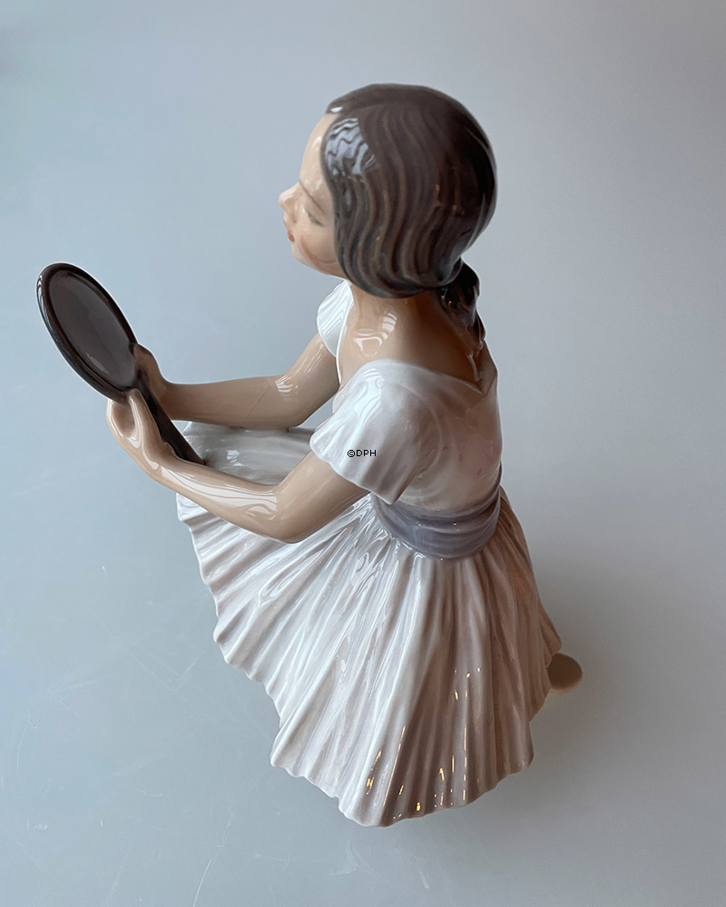 Ballerina mit Spiegel Figur Dahl Jensen (2nd sort has a crack on the right arm)