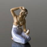 Mädchen aus Hawaii sitzt mit Vogel Dahl Jensen Figur