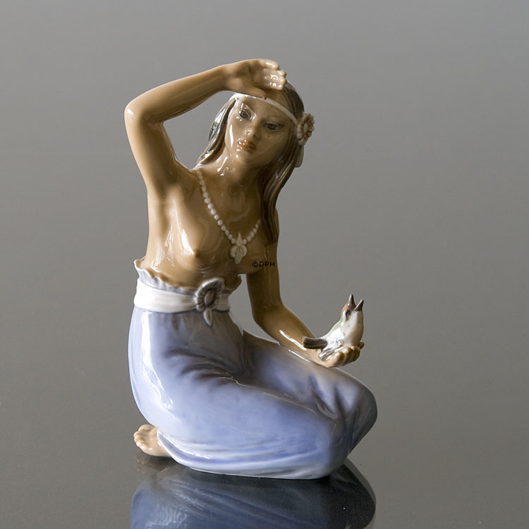 Mädchen aus Hawaii sitzt mit Vogel Dahl Jensen Figur