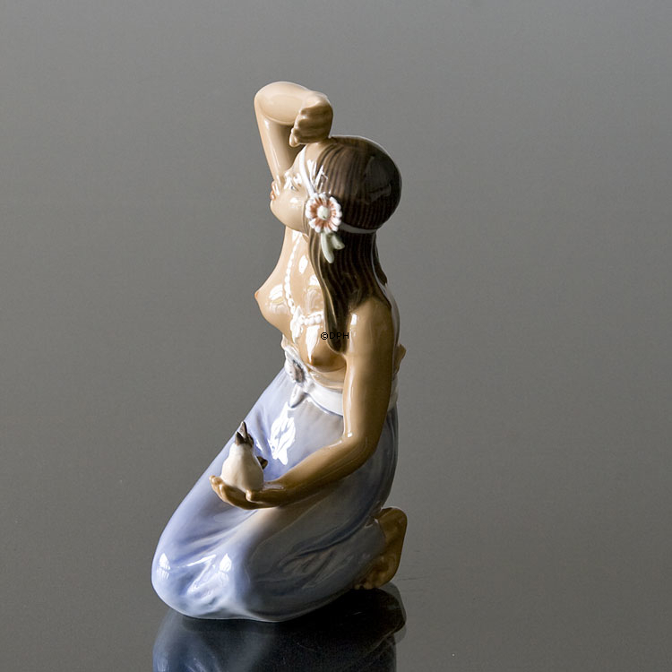 Mädchen aus Hawaii sitzt mit Vogel Dahl Jensen Figur