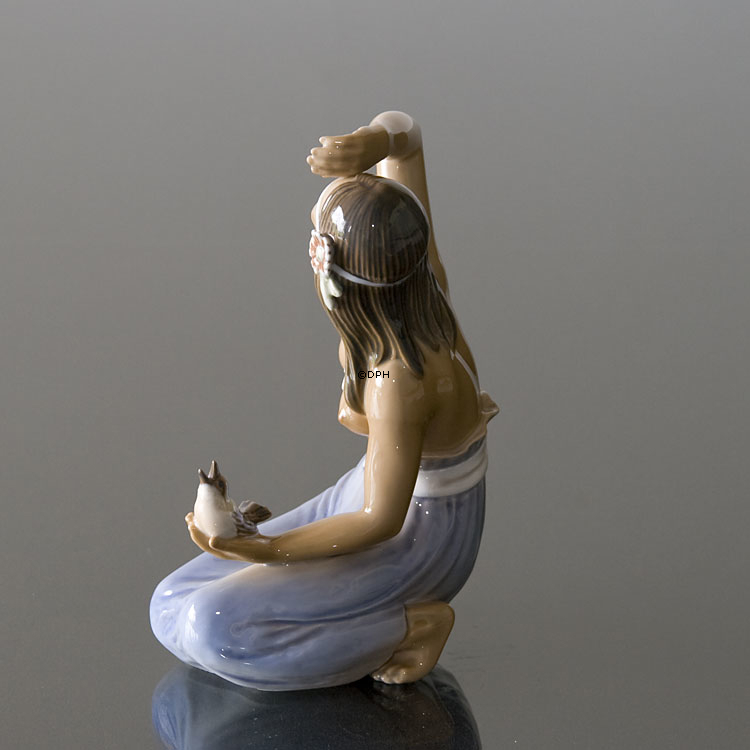 Mädchen aus Hawaii sitzt mit Vogel Dahl Jensen Figur