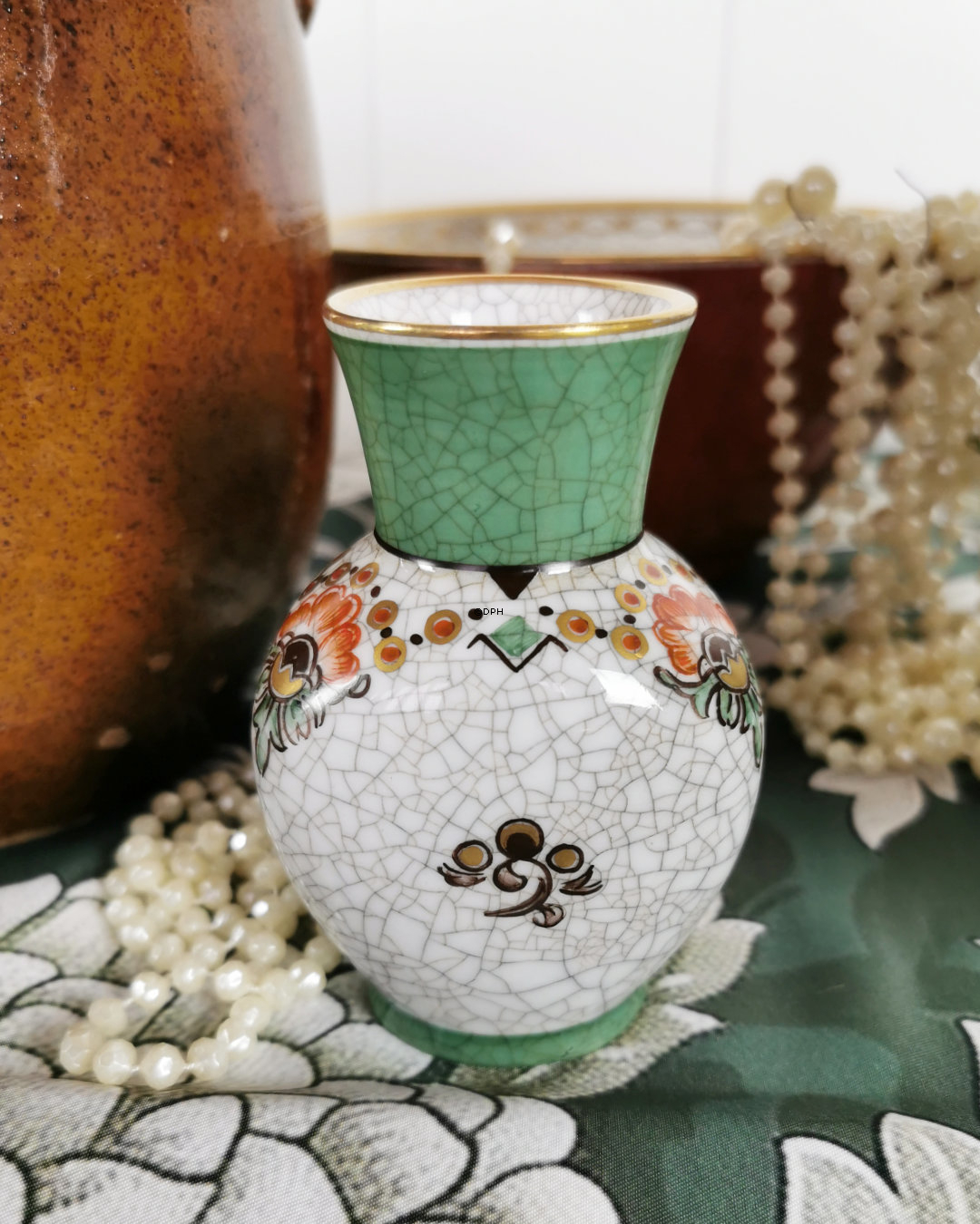 Craquele Vase mit grünem Rand und Blume