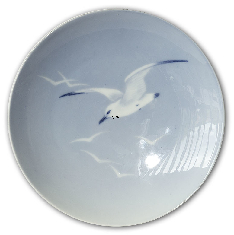 Schale / Teller mit Löchern zum Aufhängen, verziert mit Möwen, Royal Copenhagen Art Noveau (1894-1900)