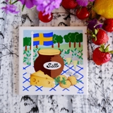 Gustavsberg Fliese mit einem Sommertisch mit Sandwiches in der Serie "Sommer in Schweden" Pia Rönndahl