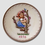 Hummel Jahresteller 1976 mit Mädchen im Baum mit Vogel