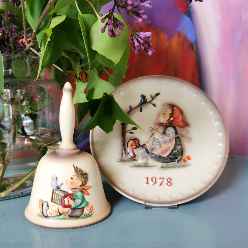 Hummel Jahresteller 1978 mit Mädchen, das strickt und singt mit den Vögeln