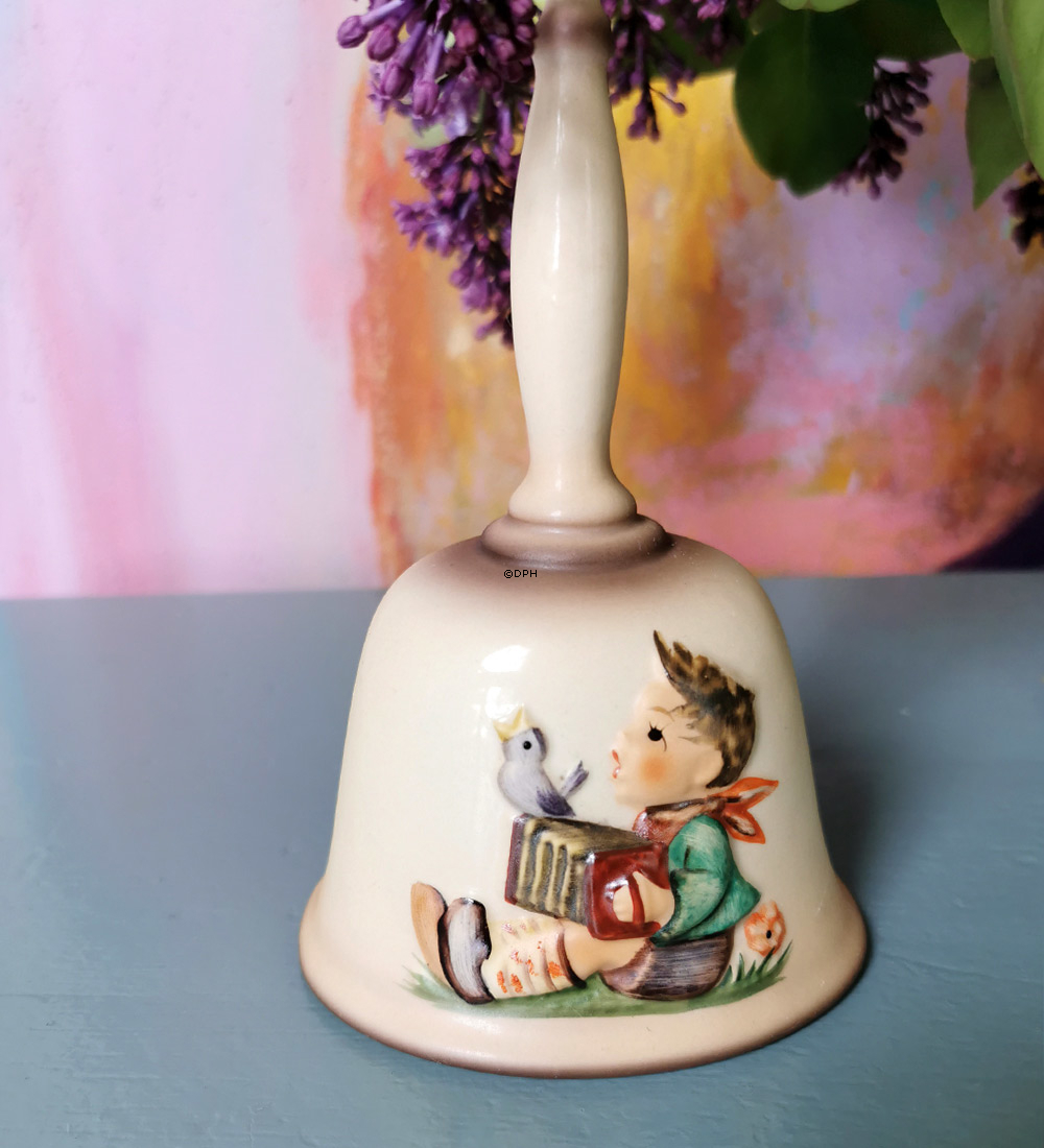 Hummel Jahresglocke 1978 Junge spielt das Akkordeon