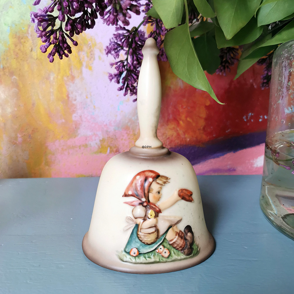 Hummel Jahresglocke 1979 Mädchen sitzt mit Korb