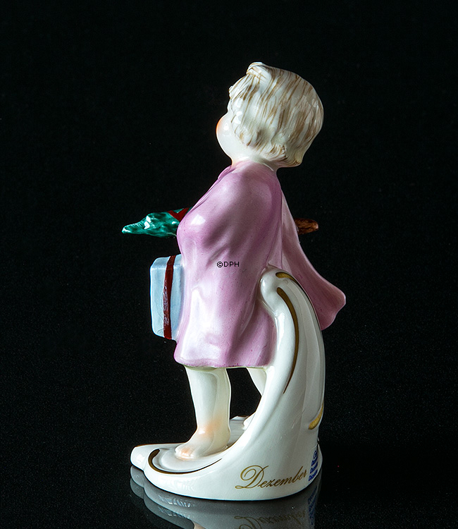 Goebel Hummel Monatsfigur Dezember Mädchen mit Weihnachtsbaum und Geschenken